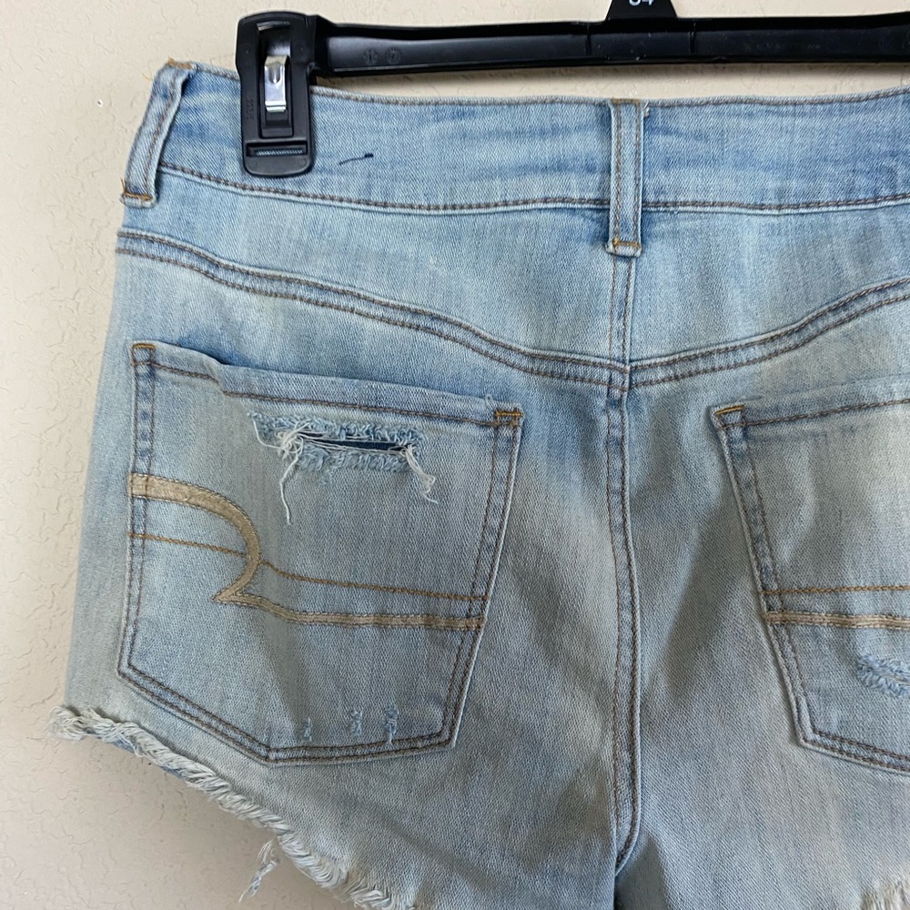 American Eagle Outfitters Light Wash Hi-Rise Shortie Distressed Fray Hem Sz 8 - Picture 4 of 9